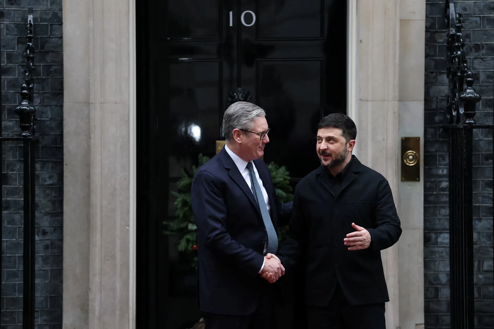 Стармер готується до зустрічі із Зеленським і попереджає про ризик посилення позицій Путіна через глобальну енергетичну кризу